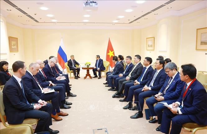 Thủ tướng Phạm Minh Chính tiếp ông Oleg Valentinovich, Giám đốc điều hành kiêm Chủ tịch Hội đồng quản trị Công ty Cổ phần Đường sắt Liên bang Nga. Ảnh: Dương Giang - TTXVN 
