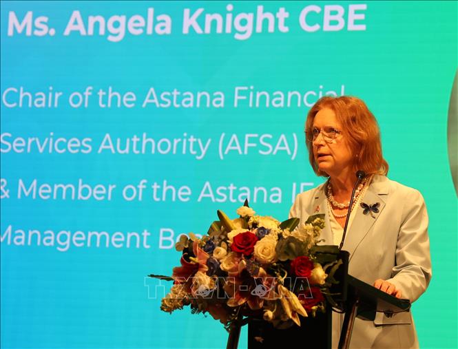 Bà Angela Knight, Chủ tịch Cơ quan Quản lý Dịch vụ Tài chính Astana (AFSA) chia sẻ kinh nghiệm về việc xây dựng Trung tâm Tài chính quốc tế Astana. Ảnh: Hứa Chung - TTXVN