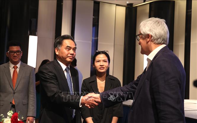 Ông Nguyễn Lộc Hà, Phó Chủ tịch thường trực UBND Thành phố Hồ Chí Minh trao đổi với các doanh nghiệp Anh bên lề sự kiện. Ảnh: Hứa Chung - TTXVN