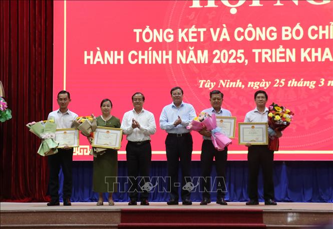 Chủ tịch UBND tỉnh Tây Ninh tặng Bằng khen cho các tập thể có thành tích xuất sắc trong công tác cải cách hành chính. Ảnh: Bùi Giang - TTXVN