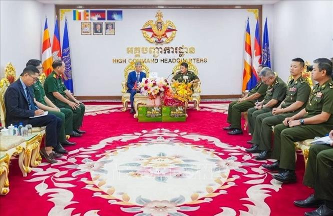 Đại sứ Nguyễn Minh Vũ dẫn đầu đoàn Đại sứ quán Việt Nam tại Campuchia chúc mừng Tết cổ truyền Choul Chnam Thmey 2026 tại trụ sở Bộ Tổng tư lệnh Quân đội Hoàng gia Campuchia ở thủ đô Phnom Penh, ngày 25/3/2026. Ảnh: TTXVN phát     