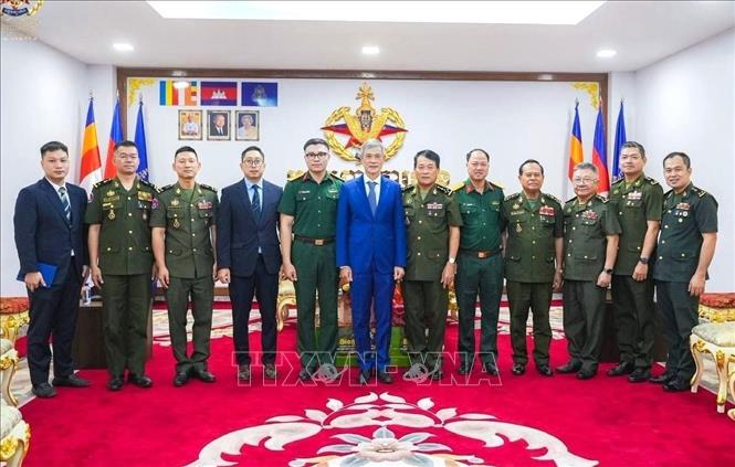 Đại sứ Nguyễn Minh Vũ dẫn đầu đoàn Đại sứ quán Việt Nam chúc mừng Bộ Tổng tư lệnh Quân đội Hoàng gia Campuchia nhân dịp Tết cổ truyền Choul Chnam Thmey 2026. Ảnh: TTXVN phát     