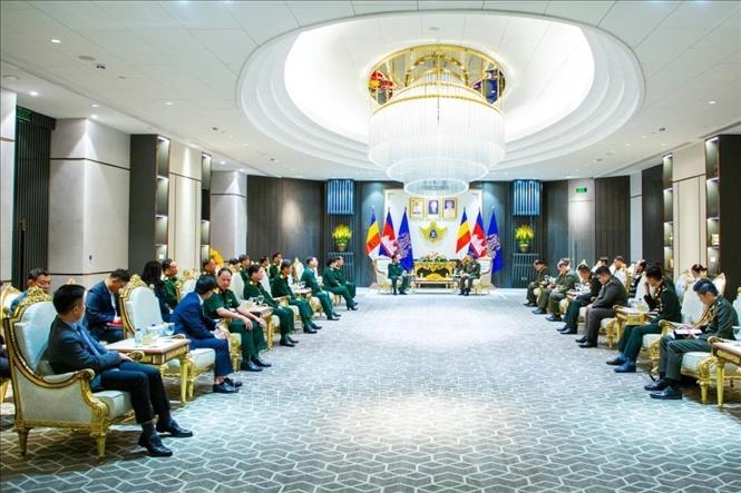 Đoàn công tác Quân khu 7 (Quân đội Nhân dân Việt Nam) đến chúc mừng Tết cổ truyền Choul Chnam Thmey 2026 tại trụ sở Bộ Quốc phòng Campuchia, ngày 25/3/2026. Ảnh: TTXVN phát      