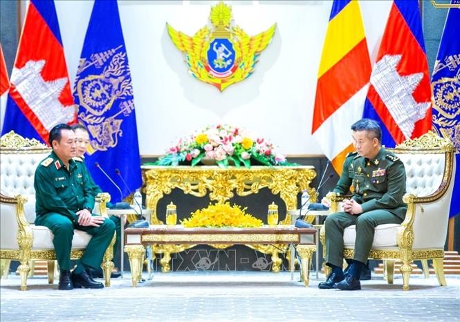 Bộ trưởng Quốc phòng Campuchia - Đại tướng Tea Seiha (bên phải) tiếp Trung tướng Trần Vinh Ngọc, Chính ủy Quân khu 7 (Quân đội Nhân dân Việt Nam) và đoàn công tác đến chúc mừng Tết cổ truyền Choul Chnam Thmey 2026. Ảnh: TTXVN phát     