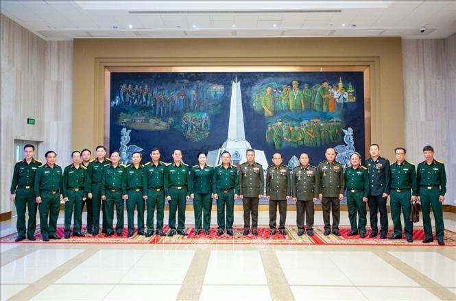 Trung tướng Trần Vinh Ngọc, Chính ủy Quân khu 7 (Quân đội Nhân dân Việt Nam) và đoàn công tác đến chúc mừng lãnh đạo Bộ Quốc phòng Campuchia nhân dịp Tết cổ truyền Choul Chnam Thmey 2026. Ảnh: TTXVN phát      