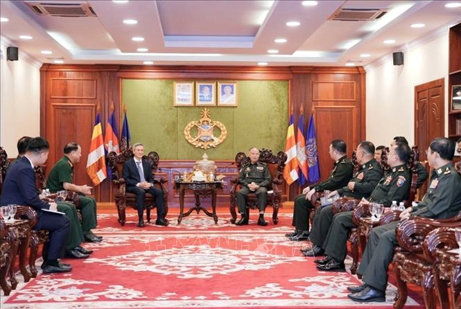 Đại sứ Nguyễn Minh Vũ dẫn đầu đoàn Đại sứ quán Việt Nam tại Vương quốc Campuchia chúc mừng Tết cổ truyền Choul Chnam Thmey 2026 tại trụ sở Bộ Tư lệnh Lục quân Campuchia ở thủ đô Phnom Penh, ngày 24/3/2026. Ảnh: TTXVN phát. Ảnh: TTXVN phát 