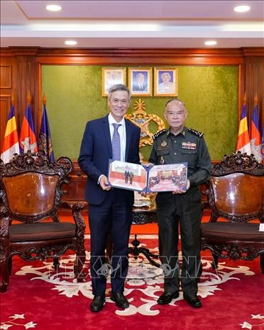 Đại sứ Việt Nam Nguyễn Minh Vũ chúc mừng Đại tướng Mao Sophan - Phó Tổng Tư lệnh Quân đội Hoàng gia Campuchia, Tư lệnh Lục quân Campuchia nhân dịp Tết cổ truyền Choul Chnam Thmey 2026. Ảnh: TTXVN phát   