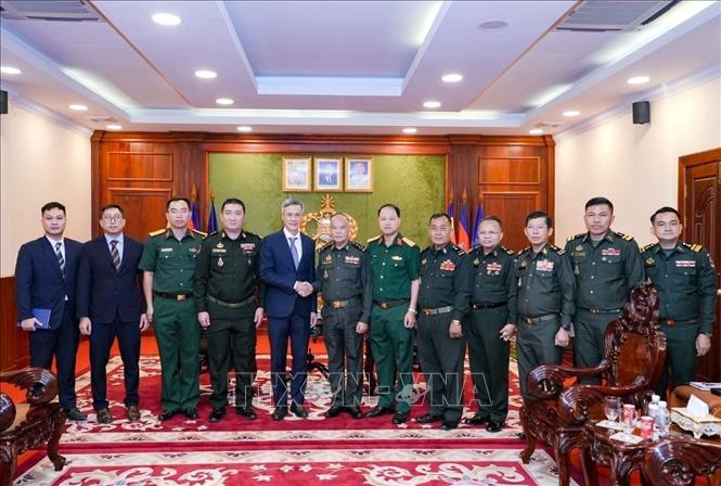 Đại sứ Nguyễn Minh Vũ và đoàn Đại sứ quan Việt Nam đến chúc mừng Bộ Tư lệnh Lục quân Campuchia nhân dịp Tết cổ truyền Choul Chnam Thmey 2026. Ảnh: TTXVN phát     