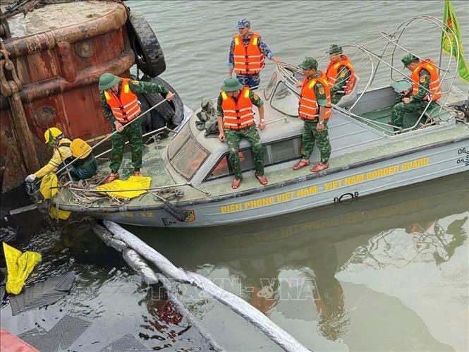 Ngay sau khi nhận được tin báo, Ban Chỉ huy Biên phòng Cửa khẩu cảng Nghi Sơn đã khẩn trương điều động 10 cán bộ, chiến sĩ sử dụng xuồng cơ động nhanh chóng tiếp cận hiện trường. Ảnh: TTXVN phát