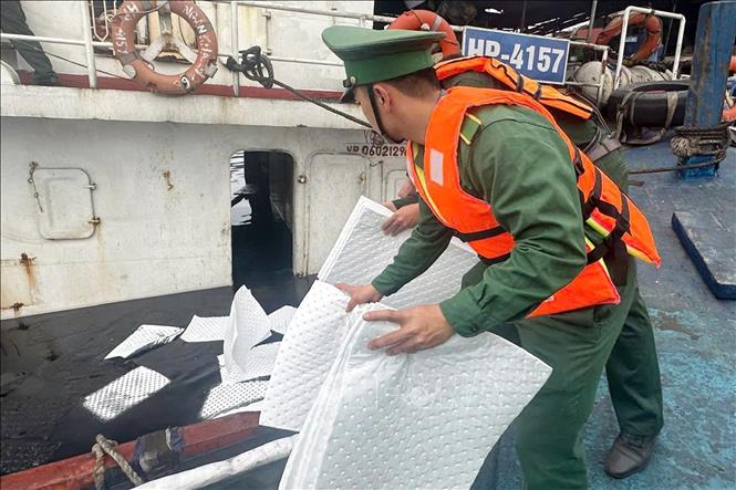 Các phương án như quây phao, thả vật liệu thấm dầu được triển khai kịp thời nhằm khống chế và hạn chế tối đa nguy cơ ô nhiễm môi trường. Ảnh: TTXVN phát