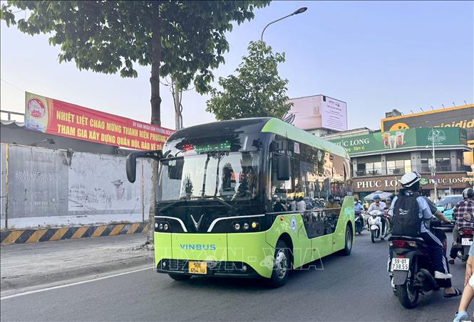 TP. Hồ Chí Minh đầu tư nhiều tuyến xe buýt điện nhằm thích ứng linh hoạt trước biến động của thị trường nhiên liệu và phát triển bền vững. Ảnh: Thanh Vũ-TTXVN