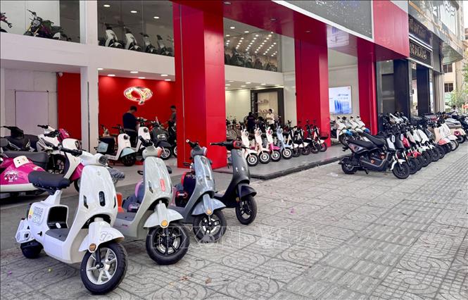 Cửa hàng xe máy điện trên đường Lý Thường Kiệt mới khai trương nhằm thích ứng linh hoạt trước biến động của thị trường nhiên liệu. Ảnh: Thanh Vũ-TTXVN