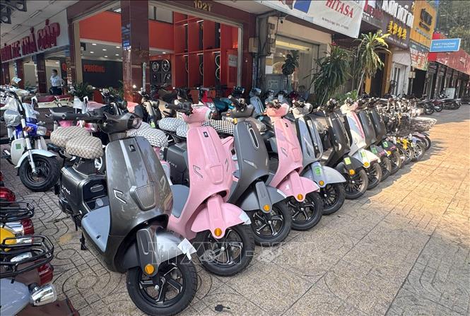 Một cửa hàng xe máy điện trên đường An Dương Vương nhằm thích ứng linh hoạt trước biến động của thị trường nhiên liệu. Ảnh: Thanh Vũ-TTXVN
