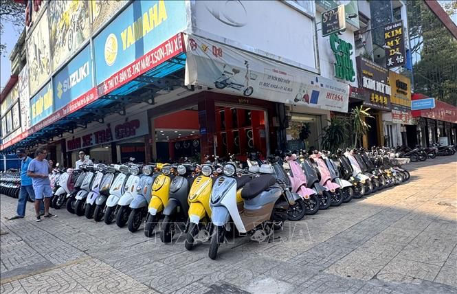 Khách hàng lựa chọn xe máy điện trên đường An Dương Vương nhằm thích ứng linh hoạt trước biến động của thị trường nhiên liệu. Ảnh: Thanh Vũ-TTXVN