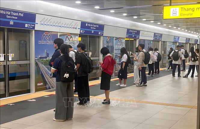 Đông đảo người lao động và sinh viên học sinh chọn đi lại bằng phương tiện công cộng metro nhằm thích ứng linh hoạt trước biến động của thị trường nhiên liệu. Ảnh: Thanh Vũ-TTXVN