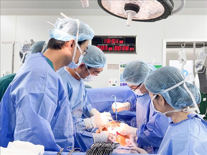 Các bác sĩ Bệnh viện Từ Dũ Thành phố Hồ Chí Minh tiến hành phẫu thuật bóc tách khối u xơ tử cung khổng lồ cho bệnh nhân. Ảnh: TTXVN phát 