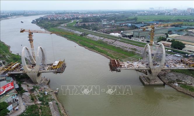 Cầu đường bộ sông Đuống được thi công với công nghệ kỹ thuật cao đúc hẫng và kéo cáp hai bên. Ảnh: Quốc Khánh - TTXVN