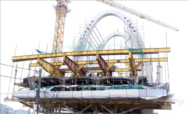 Cầu đường bộ sông Đuống được thi công với công nghệ đúc hẫng hiện đại. Ảnh: Quốc Khánh - TTXVN