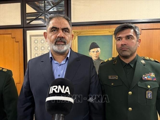 Tư lệnh Hải quân Iran, Đô đốc Shahram Irani phát biểu với báo giới. Ảnh: IRNA/TTXVN