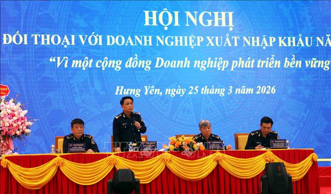 Đại diện Chi cục Hải quan khu vực IV đối thoại với doanh nghiệp xuất nhập khẩu. Ảnh: Nguyễn Công Hải – TTXVN