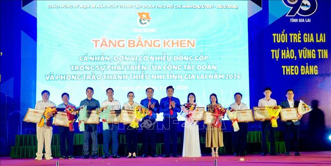 Các đơn vị, cá nhân được tặng Bằng khen vì có nhiều đóng góp trong sự phát triển của công tác Đoàn và phong trào thanh - thiếu nhi tỉnh Gia Lai năm 2026. Ảnh: Quang Thái - TTXVN