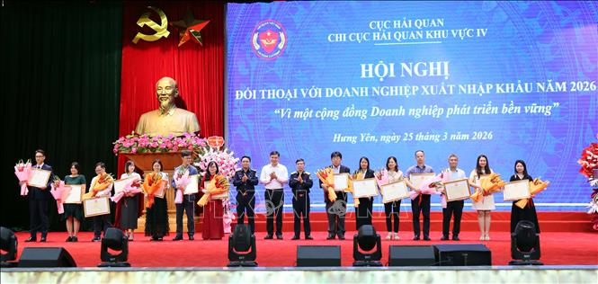 14 doanh nghiệp hoạt động địa bàn tỉnh có số thu thuế vào ngân sách Nhà nước lớn, có kim ngạch xuất khẩu cảnh cao được tặng thưởng Bằng khen của Chủ tịch UBND tỉnh Hưng Yên. Ảnh: Nguyễn Công Hải – TTXVN 