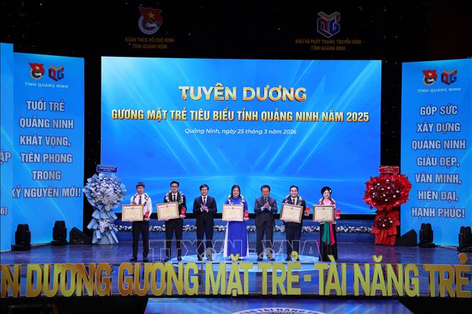 Ông Vũ Quyết Tiến, Phó Bí thư Tỉnh ủy và các đại biểu trao biểu trưng vinh danh 8 Gương mặt trẻ tiêu biểu tỉnh Quảng Ninh năm 2025. Ảnh: Thanh Vân - TTXVN