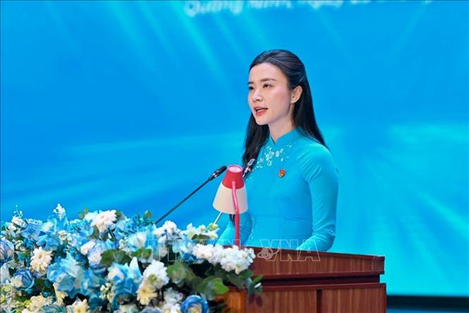 Chị Nguyễn Phương Thảo, Bí thư Tỉnh đoàn Quảng Ninh ôn lại truyền thống 95 năm vẻ vang của Đoàn và báo cáo thành tích của Tuổi trẻ vùng Mỏ. Ảnh: Thanh Vân - TTXVN