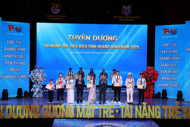 Lãnh đạo tỉnh Quảng Ninh trao biểu trưng vinh danh 20 gương mặt Tài năng trẻ tỉnh Quảng Ninh năm 2025. Ảnh: Thanh Vân - TTXVN