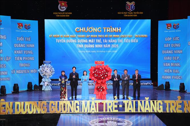 Lãnh đạo tỉnh Quảng Ninh tặng hoa chúc mừng Ban Thường vụ Tỉnh đoàn nhân kỷ niệm 95 năm Ngày thành lập Đoàn TNCS Hồ Chí Minh. Ảnh: Thanh Vân - TTXVN