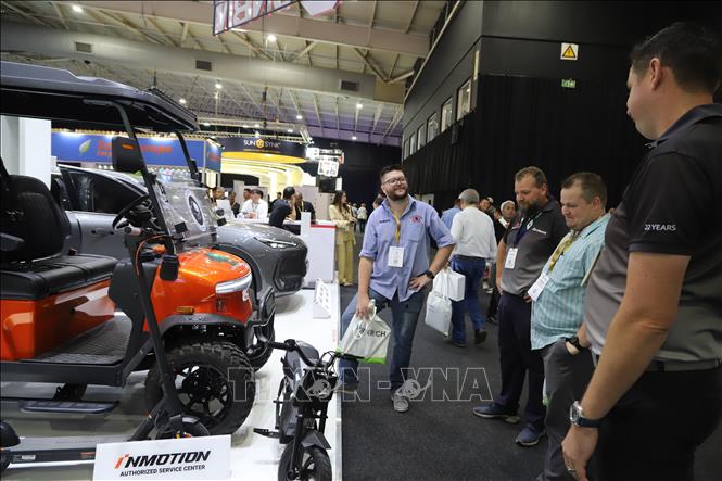 Khách tham quan tìm hiểu về xe điện. Ảnh: Hồng Minh - PV TTXVN tại Nam Phi