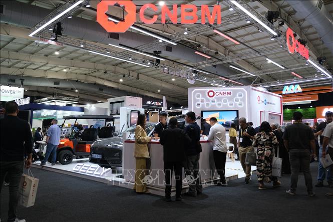 Khách tham quan tìm hiểu công nghệ năng lượng mặt trời mới. Ảnh: Hồng Minh - PV TTXVN tại Nam Phi