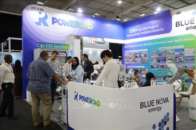 Khách tham quan tìm hiểu công nghệ năng lượng mặt trời và lưu trữ năng lượng. Ảnh: Hồng Minh - PV TTXVN tại Nam Phi