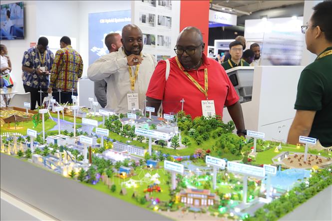 Khách tham quan tìm hiểu mô hình thành phố năng lượng mặt trời. Ảnh: Hồng Minh - PV TTXVN tại Nam Phi