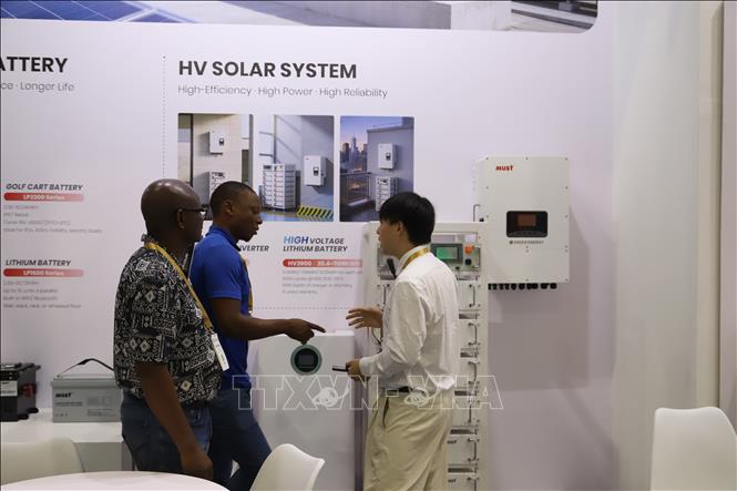 Khách tham quan tìm hiểu công nghệ năng lượng mặt trời và lưu trữ năng lượng. Ảnh: Hồng Minh - PV TTXVN tại Nam Phi