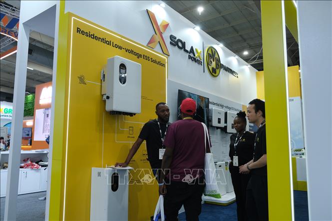 Các công nghệ được trưng bày tập trung vào pin mặt trời, hệ thống lưu trữ năng lượng, điện tử công suất và giải pháp năng lượng thông minh. Ảnh: Hồng Minh - PV TTXVN tại Nam Phi