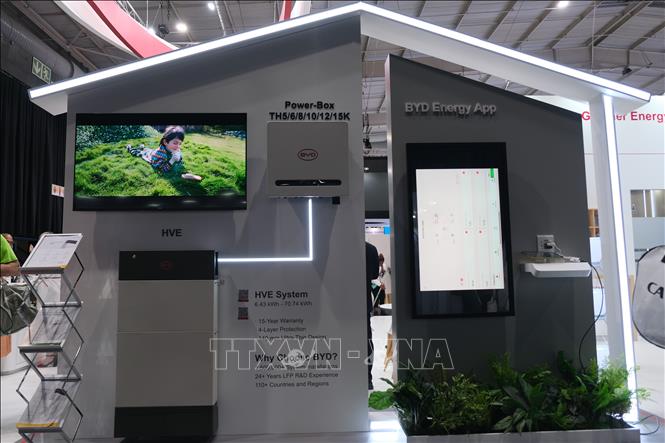 Các công nghệ được trưng bày tập trung vào pin mặt trời, hệ thống lưu trữ năng lượng, điện tử công suất và giải pháp năng lượng thông minh. Ảnh: Hồng Minh - PV TTXVN tại Nam Phi