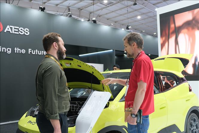 Khách tham quan nghe giới thiệu về xe điện. Ảnh: Hồng Minh - PV TTXVN tại Nam Phi