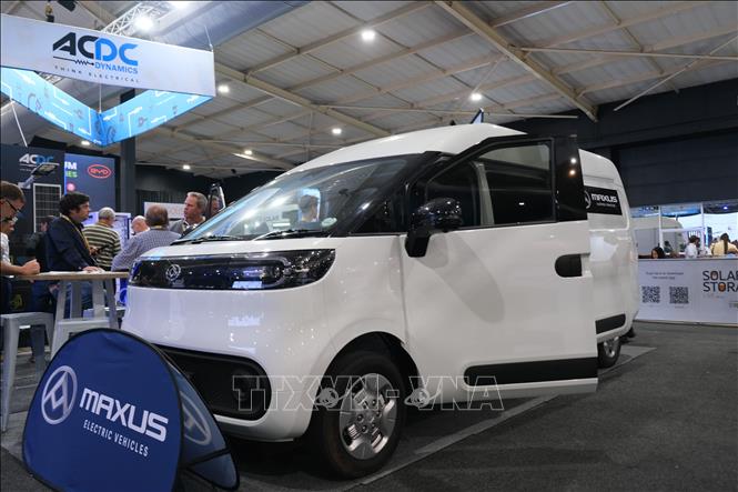 Ngoài khu triển lãm, sự kiện còn có gian trưng bày xe điện và giải pháp sạc. Ảnh: Hồng Minh - PV TTXVN tại Nam Phi