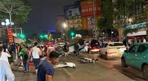 Hà Nội: Tài xế buồn ngủ gây tai nạn liên hoàn nghiêm trọng tại phố Trung Kính