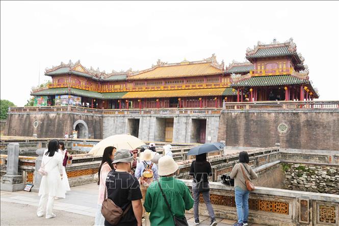 Du khách tham quan Đại Nội Huế. Ảnh: Nguyên Lý - TTXVN