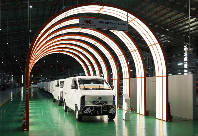 Sản xuất ô tô tại Công ty cổ phần Kim Long Motor, thành phố Huế. Ảnh: Nguyên Lý - TTXVN