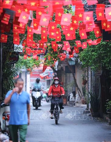 More residents in Hanoi are switching to electrical bikes. VNA Photo: Hoàng Hiếu