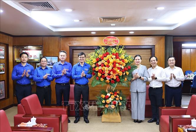 Phó Chủ tịch - Tổng Thư ký Hà Thị Nga tặng hoa chúc mừng Trung ương Đoàn TNCS Hồ Chí Minh. Ảnh: Minh Đức – TTXVN