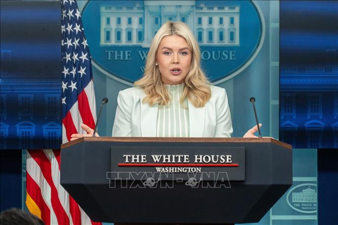 Thư ký báo chí Nhà Trắng Karoline Leavitt phát biểu họp báo tại Washington, D.C., ngày 25/3/2026. Ảnh: THX/TTXVN