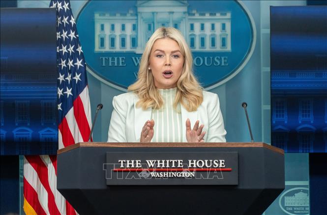 Thư ký báo chí Nhà Trắng Karoline Leavitt phát biểu họp báo tại Washington, D.C., ngày 25/3/2026. Ảnh: THX/TTXVN