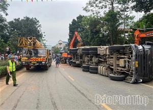 Xe tải chở đất lật nghiêng đè trúng ô tô 4 chỗ làm 2 người tử vong