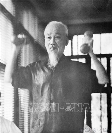 Chủ tịch Hồ Chí Minh rèn luyện sức khỏe hàng ngày bằng tập tạ. Ảnh: TTXVN