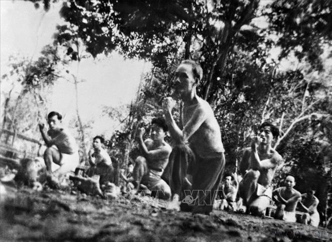 Trong thời kỳ kháng chiến chống Pháp ở Việt Bắc, Chủ tịch Hồ Chí Minh cùng anh chị em tập bóng chuyền và võ dân tộc trong giờ nghỉ giải lao. Ảnh: TTXVN
