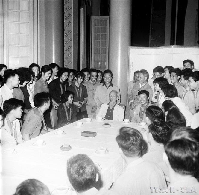 Chủ tịch Hồ Chí Minh tiếp và nói chuyện thân mật với các vận động viên thể dục thể thao đoạt huy chương sau các cuộc thi trong nước và nước ngoài. Ảnh: TTXVN
